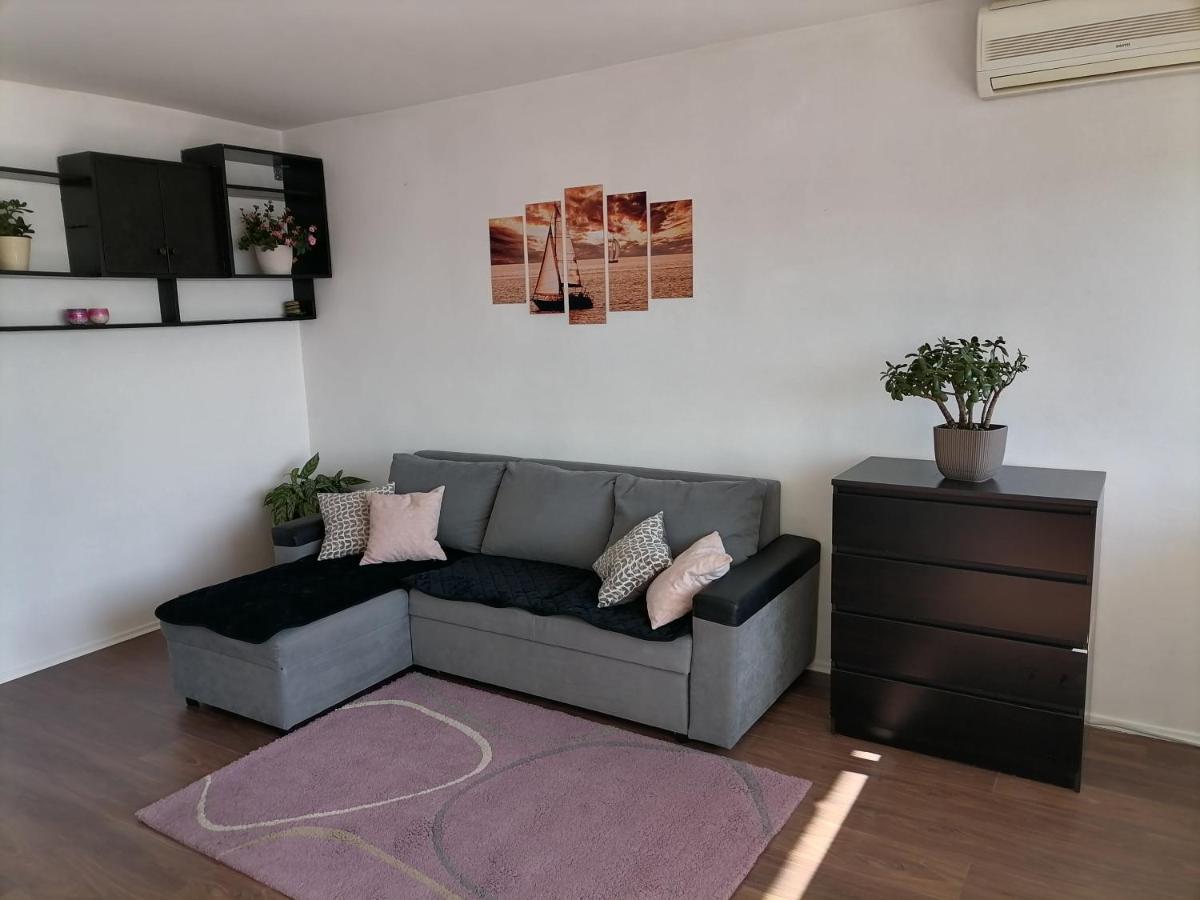 Apartment Nela Omis